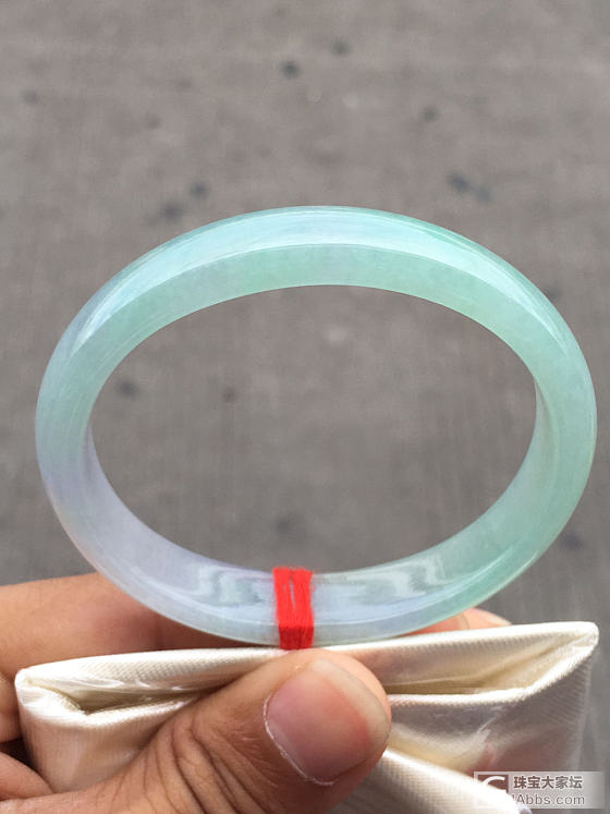 貌似现在都喜欢带色的了！？_翡翠手镯