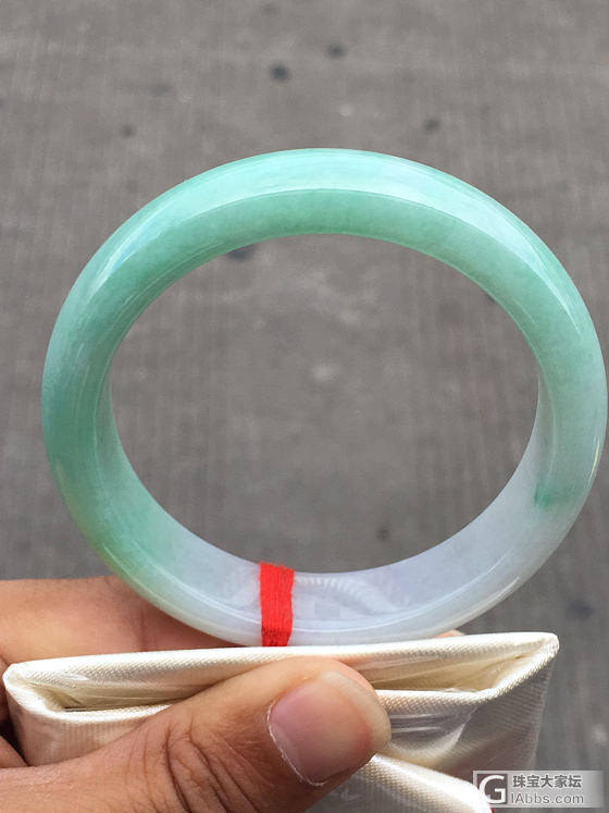 貌似现在都喜欢带色的了！？_翡翠手镯
