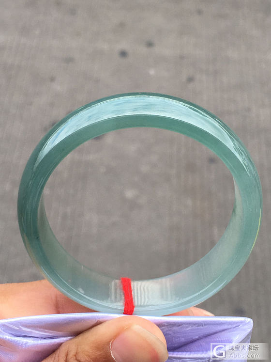 貌似现在都喜欢带色的了！？_翡翠手镯