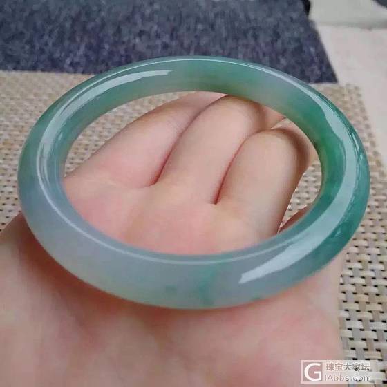 翡翠 圆条 手镯  种老水润起胶飘花厚装圆条手镯 内径55.4_手镯翡翠