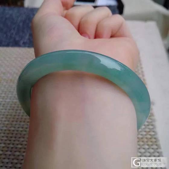 翡翠 圆条 手镯  种老水润起胶飘花厚装圆条手镯 内径55.4_手镯翡翠