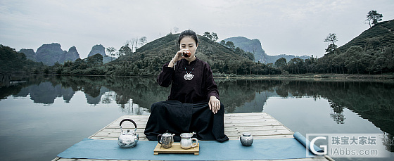 这么冷的天好好卖茶不够，还要出外景。好冷！！_茶道摄影