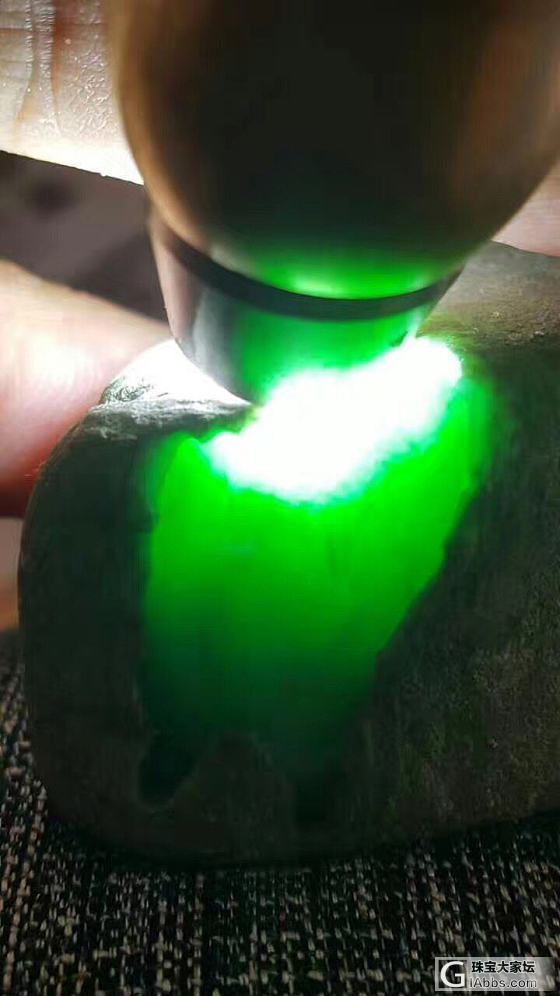 100克老后江冰阳绿，种老水头足色够阳够艳，可以赌满色挂件，尺寸6.4.3。微信..._原石赌石翡翠