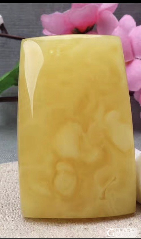 大家帮忙看看这块无事牌能入手吗59克，克价180，这两款哪块值得收，谢谢啦_牌子琥珀蜜蜡