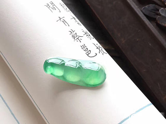 我囍愛昏暗里的一切事物：
盆里幽兰，桌上空碗
巫山赴雲雨，
你像陳旧的秘密。_挂件翡翠