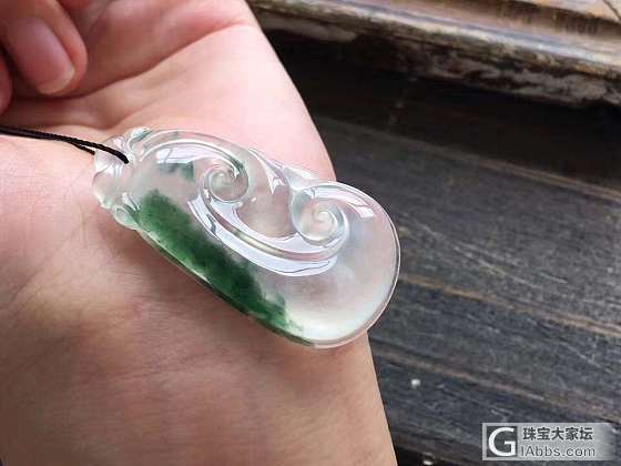 我囍愛昏暗里的一切事物：
盆里幽兰，桌上空碗
巫山赴雲雨，
你像陳旧的秘密。_挂件翡翠