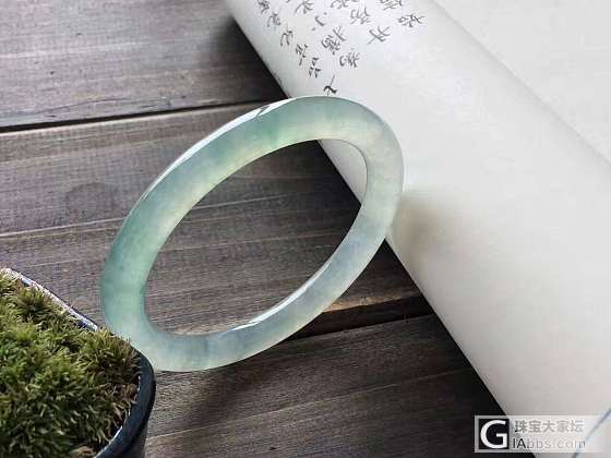 我囍愛昏暗里的一切事物：
盆里幽兰，桌上空碗
巫山赴雲雨，
你像陳旧的秘密。_挂件翡翠