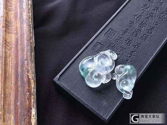 我囍愛昏暗里的一切事物：
盆里幽兰，桌上空碗
巫山赴雲雨，
你像陳旧的秘密。_挂件翡翠