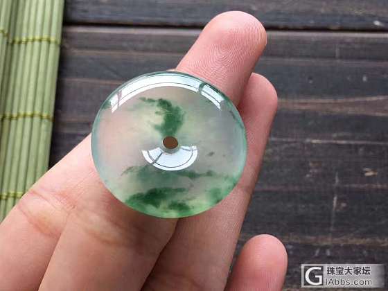 我囍愛昏暗里的一切事物：
盆里幽兰，桌上空碗
巫山赴雲雨，
你像陳旧的秘密。_挂件翡翠