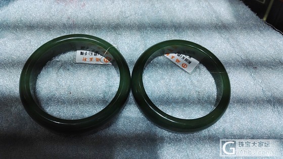 这两个碧玉手镯，细条的14500，稍微粗点那个9300，大商场里卖的，觉得有点贵..._手镯碧玉