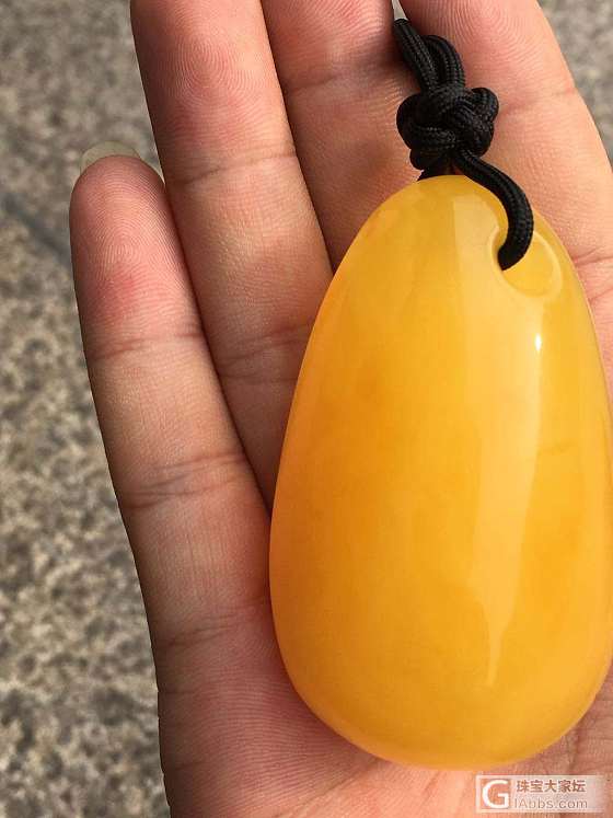 50克，纯天然原矿蜜蜡，鸡油黄水滴吊坠，满蜜满蜡，蜡结实细腻，自然光拍摄，克价合理_吊坠蜜蜡