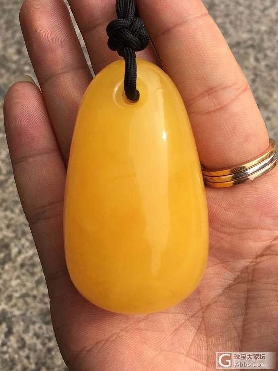 50克，纯天然原矿蜜蜡，鸡油黄水滴吊坠，满蜜满蜡，蜡结实细腻，自然光拍摄，克价合理_吊坠蜜蜡