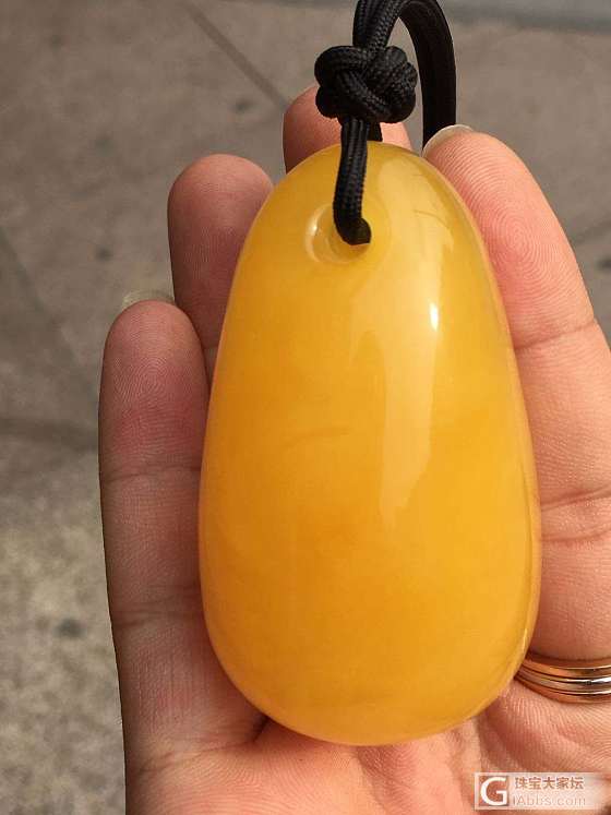 50克，纯天然原矿蜜蜡，鸡油黄水滴吊坠，满蜜满蜡，蜡结实细腻，自然光拍摄，克价合理_吊坠蜜蜡