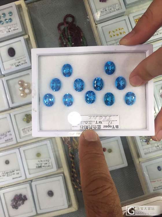 请问此托帕石是什么蓝？在斯里兰卡购入，5美金/克拉，4.7克拉。_吊坠托帕石