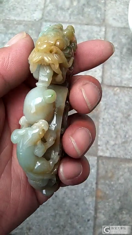 这是什么料，什么价？卖家说2400买贵了随时拿回来。这样的料没见过_挂件翡翠