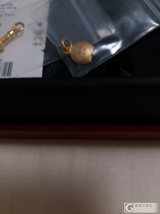 整理一下，285/克出周大福手链，还有310/克的潮宏基多啦A梦_珠串手链石榴石金