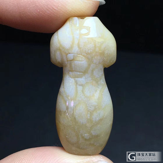 💖💖天然珊瑚玉小旗袍俏色吊坠！规格33×16×8毫米！玉化通透！表皮超好！水头油..._挂件珊瑚玉