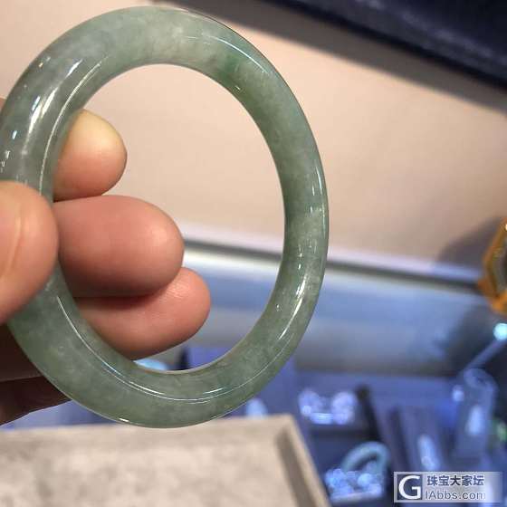 翡翠手镯，冰糯飘花带绿！_手镯翡翠