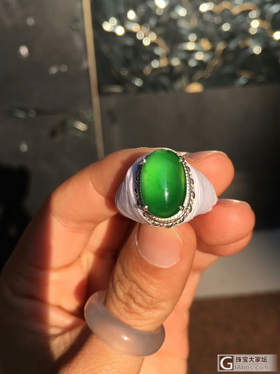 高冰阳绿戒面   图二自然光，图三为阳光下是不是美到不知所措呀😘_蛋面