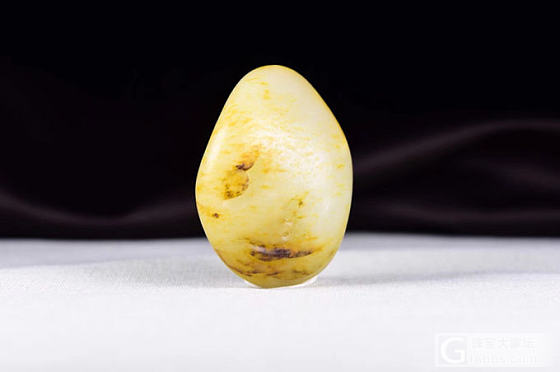 新疆和田玉籽料独籽【戏如人生●花旦老生】 真皮真色。色彩纯净浓艳，细腻油润的质感_挂件和田玉