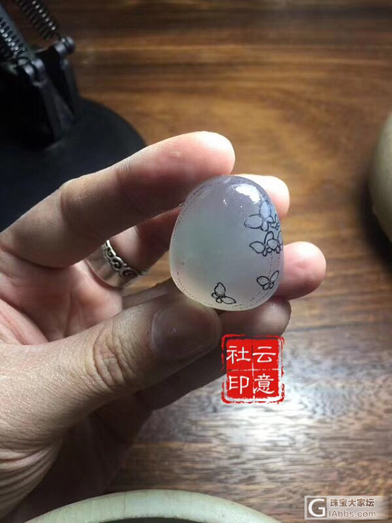 俗话说：玉不琢不成器..作品《冰蝴蝶 》的蜕变[愉快]_玉工翡翠