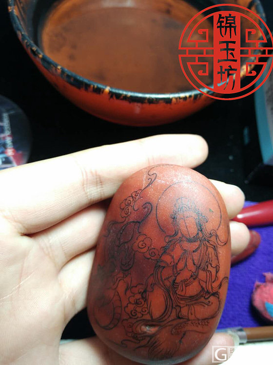 一块小小的作品
方寸间融绘画、书法、雕刻
及故事文化于一身
使天生丽质的玉经过一..._雕刻南红