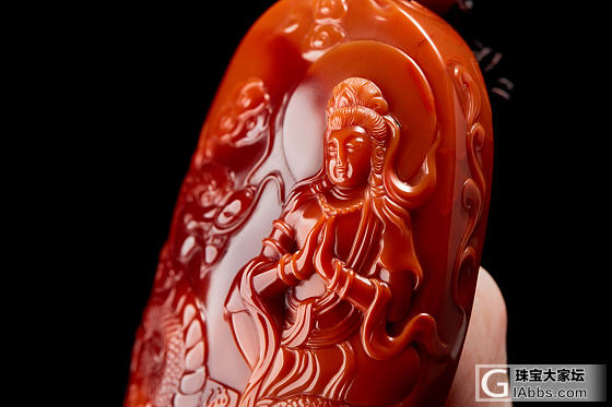 一块小小的作品
方寸间融绘画、书法、雕刻
及故事文化于一身
使天生丽质的玉经过一..._雕刻南红