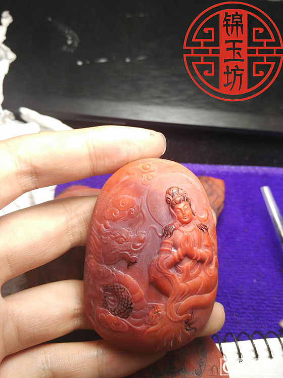 一块小小的作品
方寸间融绘画、书法、雕刻
及故事文化于一身
使天生丽质的玉经过一..._雕刻南红