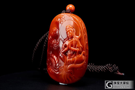 一块小小的作品
方寸间融绘画、书法、雕刻
及故事文化于一身
使天生丽质的玉经过一..._雕刻南红