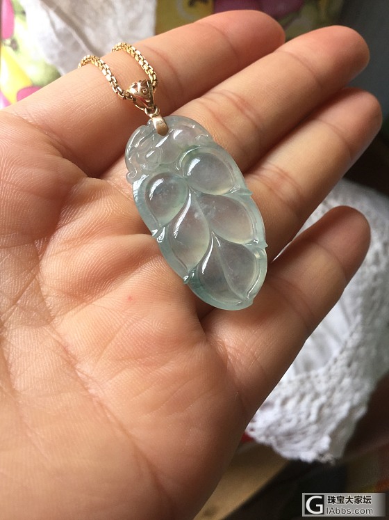 麻烦坛友们帮忙估价这块翡翠叶子好吗？_吊坠翡翠