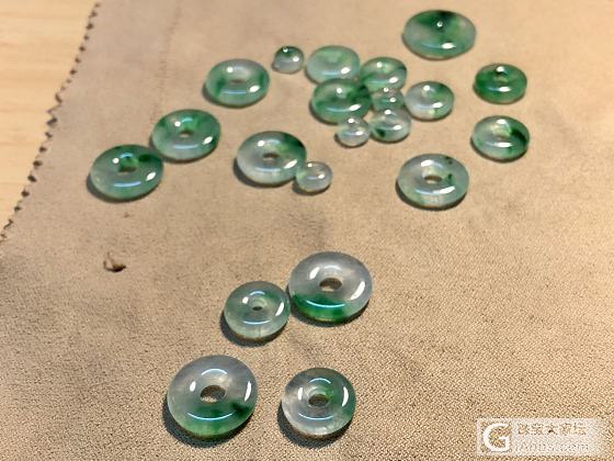 一手绿扣子_平安扣翡翠