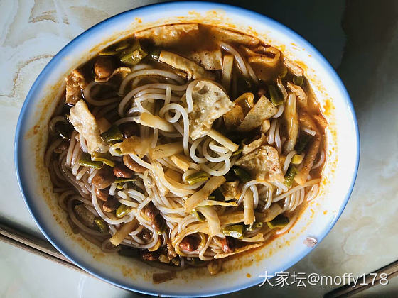 首次尝试坛红--螺狮粉，味道很阔以😄就是颜值不高