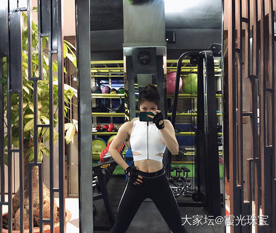 最近加强背、手练习。做个壮壮*姐，晚安啦～