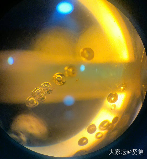 琥珀内部圆形气泡，受热后发生炸裂，形成“盘状裂隙”，俗称“太阳光芒”_琥珀