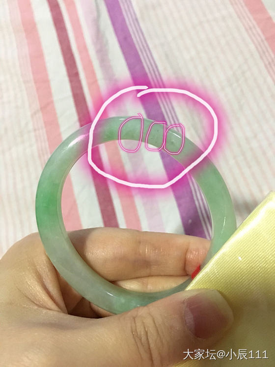 麻烦大家帮我看看这只有矿点的手镯值不值？谢谢_手镯翡翠
