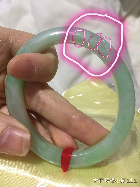 麻烦大家帮我看看这只有矿点的手镯值不值？谢谢_手镯翡翠