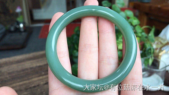 这个值得入手吗？卖家说是粉青，无瑕疵，只有一条水线_手镯和田玉