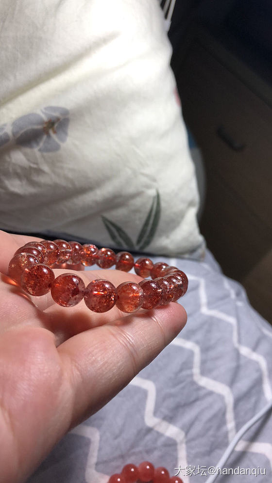 听说最近金草莓涨了_珠串草莓晶