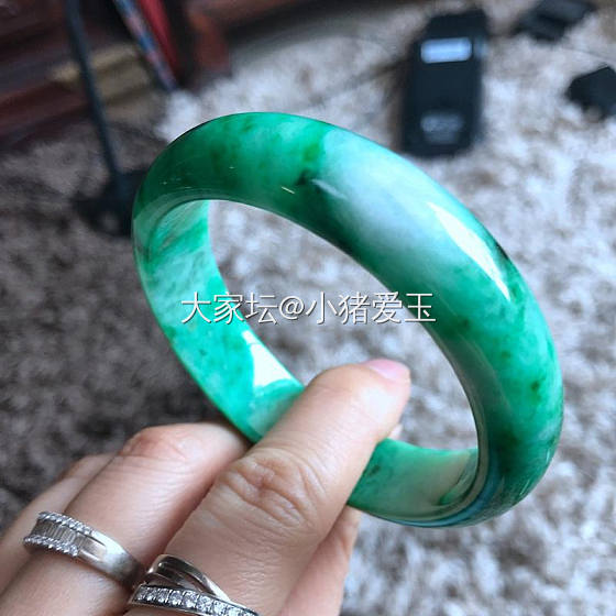 阳绿手镯_手镯翡翠