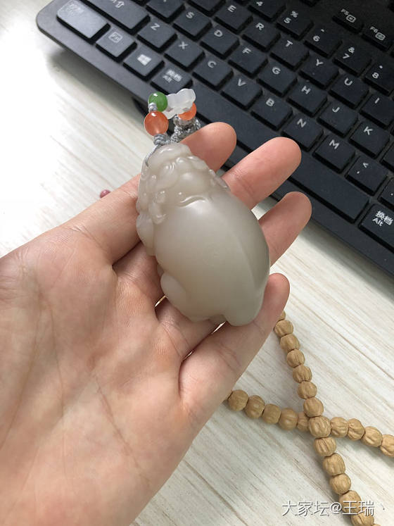 入手一个藕粉貔貅，帮忙看一下吧_挂件和田玉