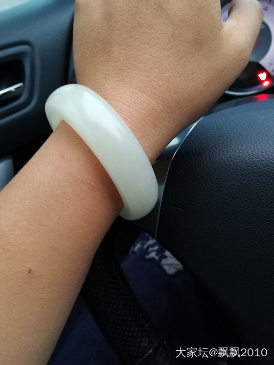 看到它心情就好😄_手镯和田玉