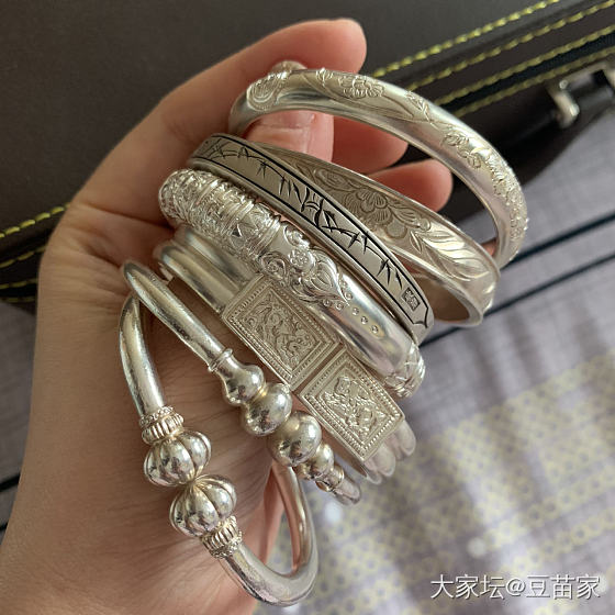 这种日子不适合出门，但是适合在家盘点^_^先从银镯开始，主要都是潘记…_手镯银