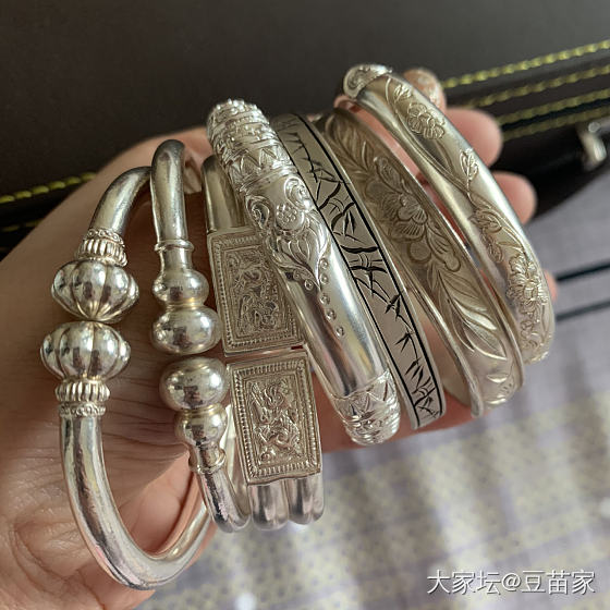 这种日子不适合出门，但是适合在家盘点^_^先从银镯开始，主要都是潘记…_手镯银