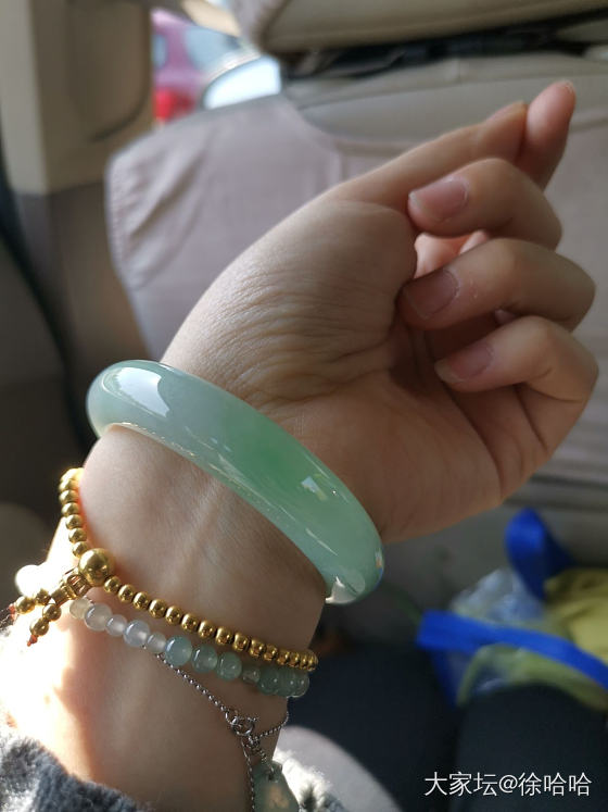 今日左手~这金价又要涨了？。。。。还想着再镶嵌两手链。_手饰金翡翠