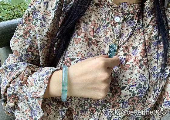 53-9的圆条飘花，大家能看到几个万？_手镯翡翠