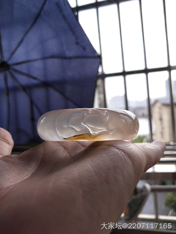 俏色巧雕萌狐狸_手镯雕刻玉髓玛瑙