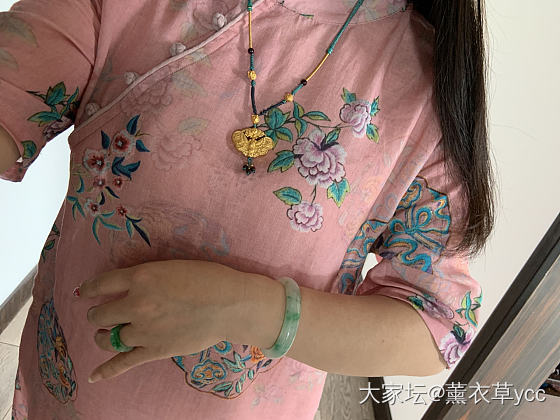 秀秀今天穿的戴的，周围就我一个全戴齐了_翡翠金