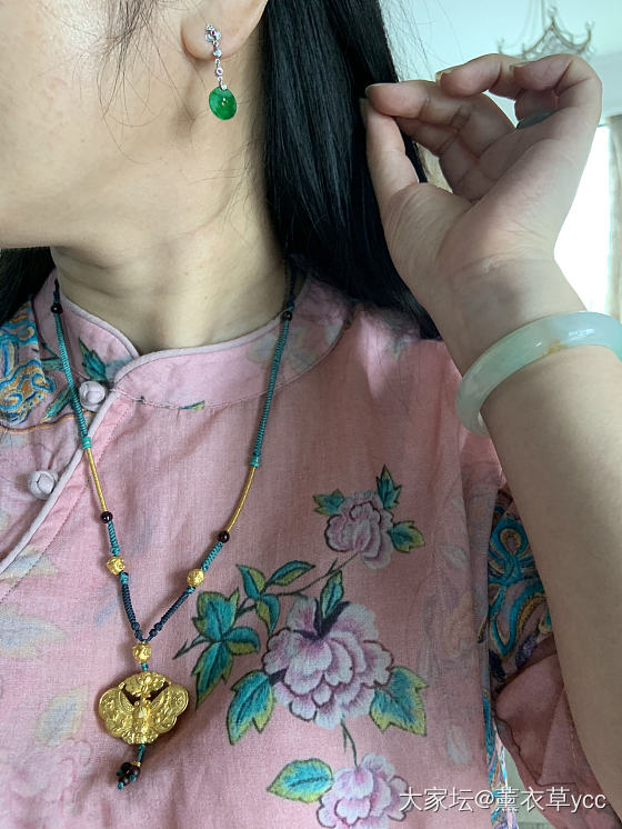 秀秀今天穿的戴的，周围就我一个全戴齐了_翡翠金
