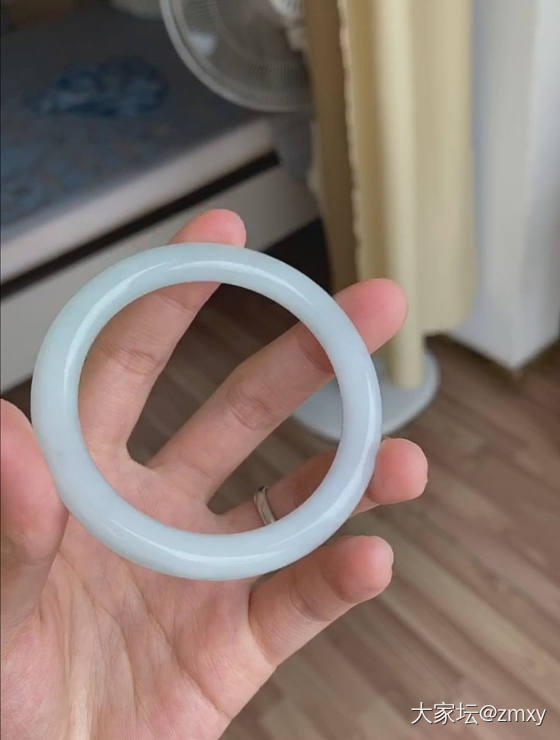 请姐妹们帮我看看这只小翡翠镯多少价可以入_手镯翡翠