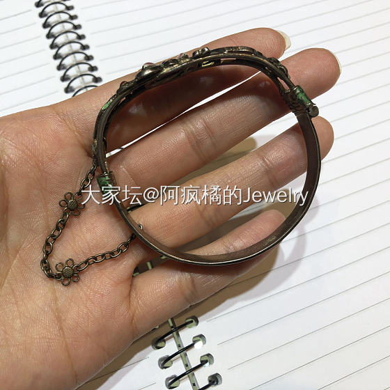今天家里翻出来说是上面传下来的银镯子_银手镯